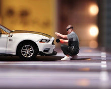 Load image into Gallery viewer, 1:64 Painted Figure Model Miniature Resin Diorama Sand Car Polishing Worker Man Collection