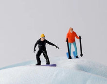 Load image into Gallery viewer, 1:64 Painted Figure Mini Model Miniature Resin Diorama Ski Snowboarding Skiers