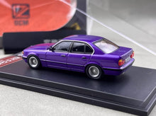 Load image into Gallery viewer, DCM 1:64 Purple E34 5-Series Sedan Classic Sports Model Diecast Metal Car New Collection