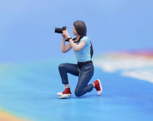 Load image into Gallery viewer, 1:64 Painted Figure Model Miniature Resin Diorama Backpaker Photographer Camera Collection