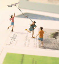Load image into Gallery viewer, 1:64 Painted Figure Model Miniature Resin Diorama Outdoor Family Day Kiteflying