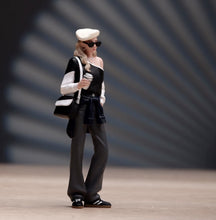 Load image into Gallery viewer, 1:24 Painted Figure Model Miniature Resin Diorama Blond Sunglasses Casual Woman