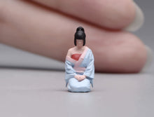 Load image into Gallery viewer, 1:64 Painted Figure Model Miniature Resin Sand Diorama Japanese Woman Kimono New
