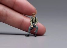 Load image into Gallery viewer, 1:64 Painted Figure Model Miniature Resin Diorama Toy Sand Photographer Cool Man
