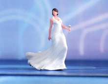 Load image into Gallery viewer, 1:24 Painted Figure Mini Model Miniature Resin Diorama Sand Artist Singer Lady