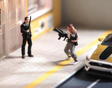 Load image into Gallery viewer, 1:64 Painted Figure Model Miniature Resin Diorama Sand Shooter Man With Kid Toy