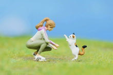 Load image into Gallery viewer, 1:64 Painted Figure Model Miniature Resin Diorama Sand Pet Walk Cat Kitten Toy