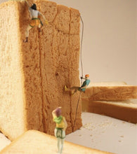 Load image into Gallery viewer, 1:64 Painted Figure Model Miniature Resin Diorama Sand Outdoor Mountain Climbing