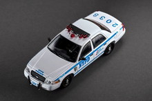 Load image into Gallery viewer, Rollin 1:64 White CV CROWN VICTORIA NYPD Police Model Diecast Metal Car New Collection