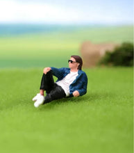 Load image into Gallery viewer, 1:24 Painted Figure Model Miniature Resin Diorama Sand Half Lying Sunglasses Man