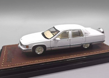 Load image into Gallery viewer, GOC 1:64 White Fleetwood American Classic Vintage Model Diecast Metal Car New Collection
