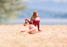 Load image into Gallery viewer, 1:24 Painted Figure Model Miniature Resin Diorama Sand Sexy Beauty High Heel