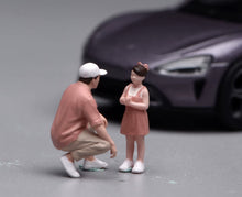 Load image into Gallery viewer, 1:64 Painted Figure Model Miniature Resin Sand Diorama Father and Daughter Set