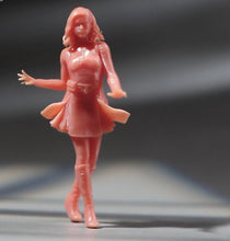 Load image into Gallery viewer, 1:64 Painted Unpainted Figure Model Miniature Resin Diorama Sand Walking Lady