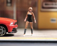 Load image into Gallery viewer, 1:24 Painted Figure Model Miniature Resin Diorama Sand Short Hair Beauty Lady