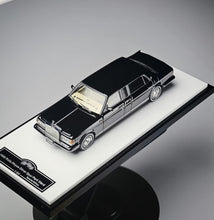 Load image into Gallery viewer, GFCC 1:64 HEC Black 1998 Silver Spur Park Ward Model Diecast Metal Car New Collection