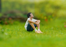 Load image into Gallery viewer, 1:64 Painted Figure Model Miniature Resin Diorama Outdoor Picnic Camping Reading Collection