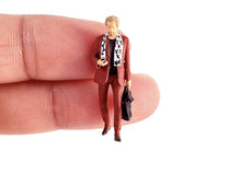 Load image into Gallery viewer, 1:64 Painted Figure Model Miniature Resin Diorama Sand Business Man Suit Luggage New