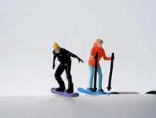 Load image into Gallery viewer, 1:64 Painted Figure Mini Model Miniature Resin Diorama Ski Snowboarding Skiers