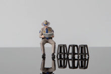 Load image into Gallery viewer, 1:64 Painted Figure Model Miniature Resin Diorama Policeman Police Officers Set