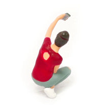 Load image into Gallery viewer, 1:64 Painted Figure Mini Model Miniature Resin Diorama Selfie Selfportial Set A