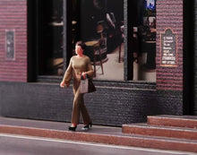 Load image into Gallery viewer, 1:64 Painted Figure Model Miniature Resin Diorama Sand Walking Lady With Bag Toy