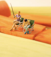 Load image into Gallery viewer, 1:64 Painted Figure Model Miniature Resin Diorama Sand Outdoor Fishing Angling