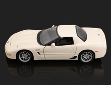 Load image into Gallery viewer, Maisto 1:24 White Corvette Z06 Coupe Racing Sports Model Diecast Metal Car New Collection