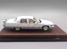 Load image into Gallery viewer, GOC 1:64 White Fleetwood American Classic Vintage Model Diecast Metal Car New Collection