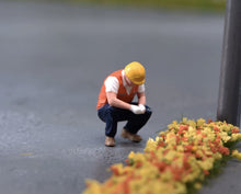 Load image into Gallery viewer, 1:64 Painted Figure Model Miniature Resin Sand Diorama Construction Workers Set