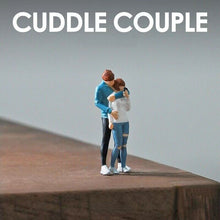 Load image into Gallery viewer, 1:64 Painted Figure Mini Model Miniature Resin Diorama Sand Cuddle Couple Lover