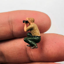 Load image into Gallery viewer, 1:64 Painted Figure Mini Model Miniature Resin Diorama Camera Man Photographer