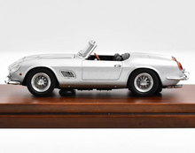 Load image into Gallery viewer, YM 1:64 250 GT California Spyder SWB Racing Sports Model Diecast Resin Car New Collection