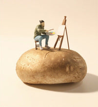 Load image into Gallery viewer, 1:64 Painted Figure Model Miniature Resin Diorama Sand Artists Painting Painter