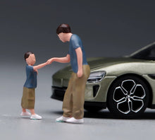 Load image into Gallery viewer, 1:24 Painted Figure Model Miniature Resin Diorama Sand Father and Son Play