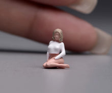 Load image into Gallery viewer, 1:64 Painted Figure Model Miniature Resin Sand Kneeling Beauty Woman Girl Blond