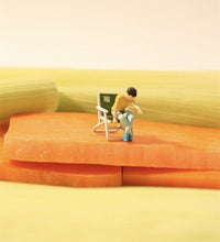 Load image into Gallery viewer, 1:64 Painted Figure Model Miniature Resin Diorama Sand Outdoor Fishing Angling