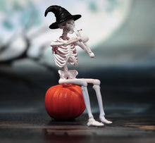 Load image into Gallery viewer, 1:64 Painted Figure Model Miniature Resin Diorama Toy Sand White Skull Hat