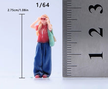 Load image into Gallery viewer, 1:64 Painted Figure Model Miniature Resin Diorama Sand Fashion Lady Sunglasses