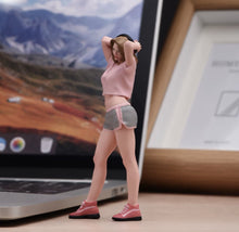 Load image into Gallery viewer, 1:24 Painted Figure Model Miniature Resin Diorama Headset Girl Casual Sporty