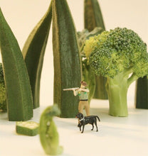 Load image into Gallery viewer, 1:64 Painted Figure Model Miniature Resin Diorama Sand Hunting Scene Hunter Dog