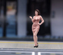 Load image into Gallery viewer, 1:64 Painted Figure Model Miniature Resin Sand Vintage Curly Hair Woman Beauty