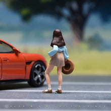 Load image into Gallery viewer, 1:24 Painted Figure Model Miniature Resin Diorama Sand Brown Hair Girl Hat