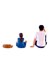 Load image into Gallery viewer, 1:64 Painted Figure Model Miniature Resin Diorama Little Girl Young Man Cat Sand