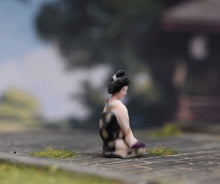 Load image into Gallery viewer, 1:64 Painted Figure Model Miniature Resin Sand Japanese Kimono Lady Kneelsitting