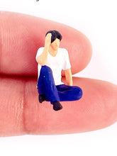 Load image into Gallery viewer, 1:64 Painted Figure Model Miniature Resin Diorama Little Girl Young Man Cat Sand