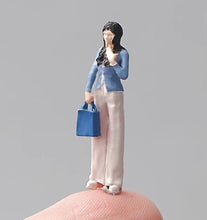 Load image into Gallery viewer, 1:64 Painted Figure Mini Model Miniature Resin Diorama Sand Girl Blue With Bag New