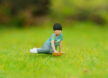 Load image into Gallery viewer, 1:64 Painted Figure Model Miniature Resin Diorama Outdoor Picnic Camping Reading Collection