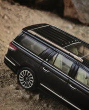 Load image into Gallery viewer, WTX 1:64 Green Navigator L Full Sized SUV Sports Model Diecast Metal Car New Collection