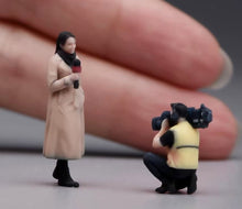 Load image into Gallery viewer, 1:64 Painted Figure Model Miniature Resin Diorama street interview Host Camera B